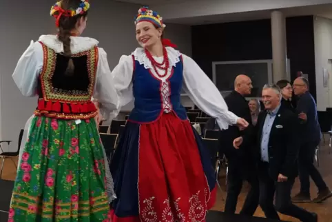 Malgorzata Sadowska (blau) und ihre Kollegin Magdalena Swierzaska (grün) bitten zum Tanz. 