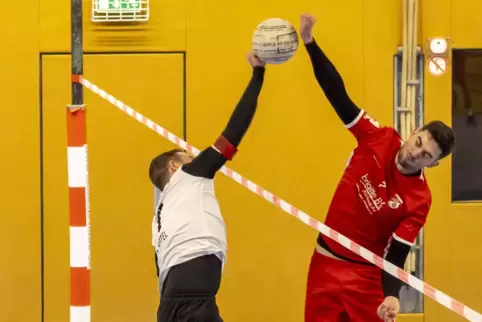 Der Karlsdorfer Florian Riffel und Alexander Jakoby sind fast zeitgleich am Ball.