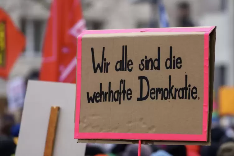 In etlichen deutschen Städten fanden am Wochenende Demos gegen Rechtsextremismus und für Demokratie statt. Bundesweit gingen Hun