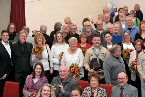 Engagieren sich für ihr Heimatdorf: ein Teil der Bürgerinnen und Bürger, die Ortsbürgermeister Bernd Zimmermann (Zweiter von lin