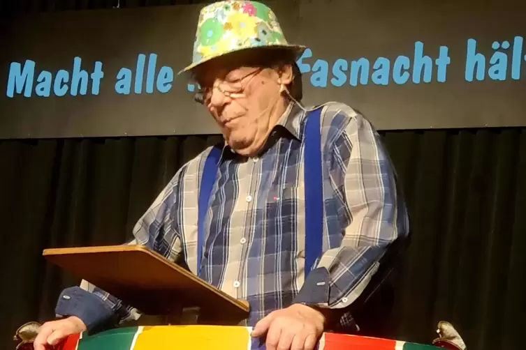 Die Politik verstehe wer will, dem armen Dropp (Udo Wagner) will vieles &bdquo;nimmi in de Kopp&ldquo;. Auch der Fu&szlig;ball bereitet dem Dropp 