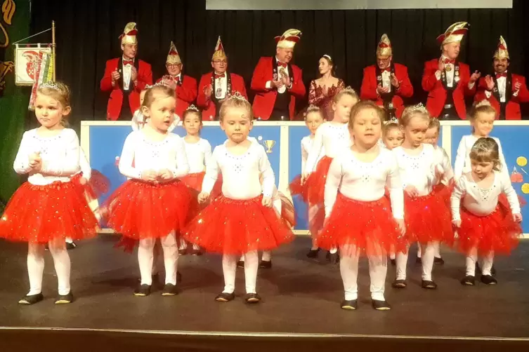 Fr&uuml;h &uuml;bt sich, wer mal in der Garde tanzen m&ouml;chte: die Mini Dancing Princesses der Minigarde erfreuen das n&auml;rrische Volk.