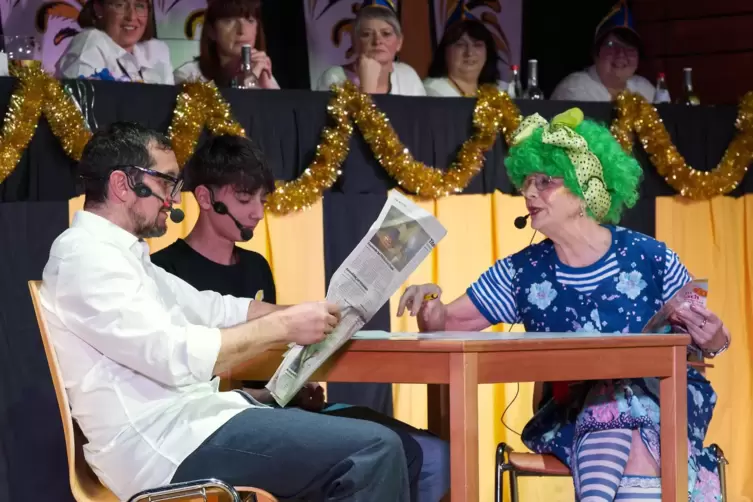 Peter Wendel, Jonah Wendel und Rita Kircher im Sketch &bdquo;Die Rechenaufgabe&ldquo;.