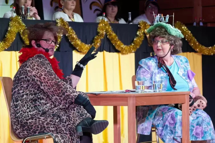 Kerstin C&ouml;lsch (links) und Anja Nickel als Waltraud und Mariechen in &bdquo;Die T&uuml;cken des Internets&ldquo;.