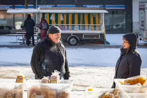 Der Markt an der Alexanderskirche hat einige Beschicker verloren. Fischhändler Michael Weyand und Eierfrau Susanne Schwarz hoffe