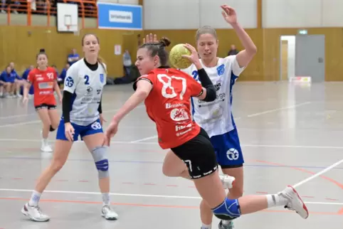 Enger Beschattung entzogen: Tabea Luickx (am Ball) von HSG Lingenfeld/Schwegenheim, hier gegen TSG Bretzenheim.