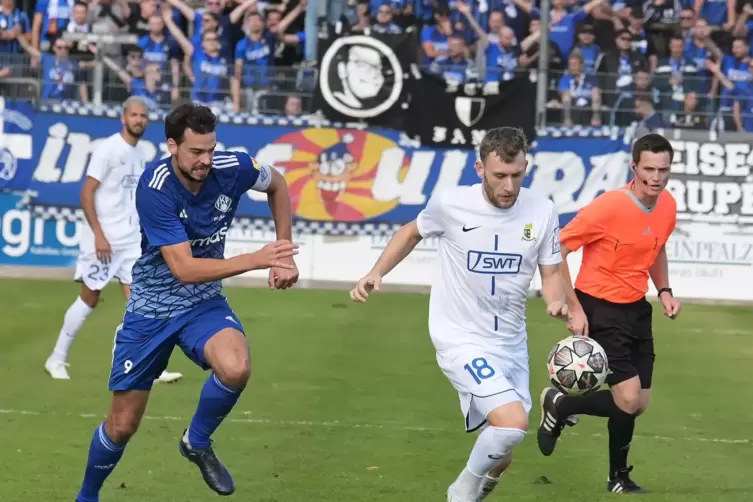 Spielt nächste Saison vor weniger Publikum: FKP-Kapitän David Becker (links), hier im Oktober in der Partie gegen Eintracht Trie