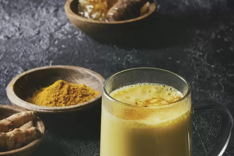 Die Goldene Milch, das recht scharf schmeckende Kurkuma-Ingwer-Getränk, lässt sich mit Honig süßen, was seine entzündungshemmend