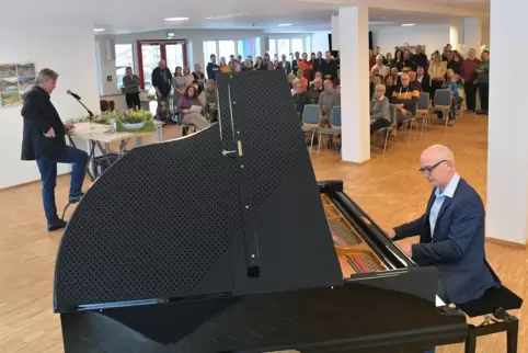 Den ersten Empfang im neuen Dorfgemeinschaftshaus begleitete Bernd Camin musikalisch, am Rednerpult Ortsbürgermeister Reiner Koc