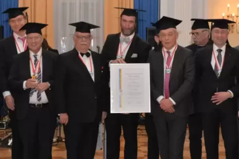 Kikeriki: Michael Düpmann (Mitte mit Urkunde) umringt von seinen Doktor-Kollegen der närrischen Universität von Gockellonien.