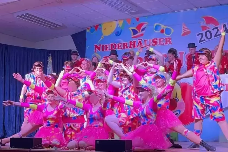 Farbenfroher Volltreffer: die Crazy Chicks mit ihrem Tanz zum Thema Barbie und Ken.