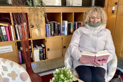 Schmökerecke: Sylvia Weiler an einem ihrer Lieblingsplätzchen in der Stadtteilbibliothek. 