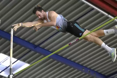 Niklas Kaul in Ludwigshafen beim Stabhochsprung.