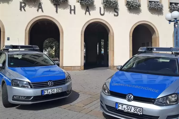 Ein Streifenfahrzeug der Ordnungsbeh&ouml;rde &ndash; mit Gelblicht und ohne Martinshorn.