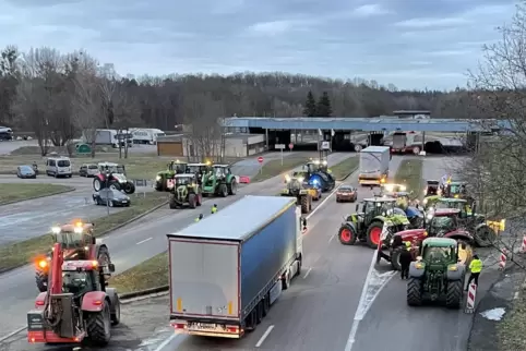 Am Grenzübergang der B9/A65 wurden zeitweise Korridore für die Weiterfahrt eingerichtet. 