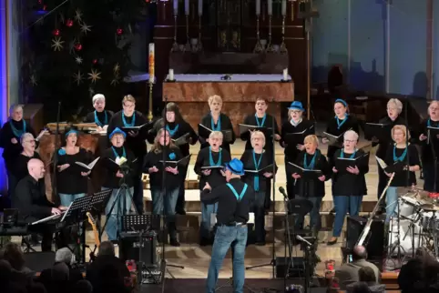 In Feierlaune: Der Frauenchor der Liedertafel gibt beim Konzert in der katholischen Kirche alles. 