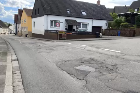 Holperpiste: Wegen der Straßenschäden gilt auf der Otterstraße in Otterbach Tempo 30.