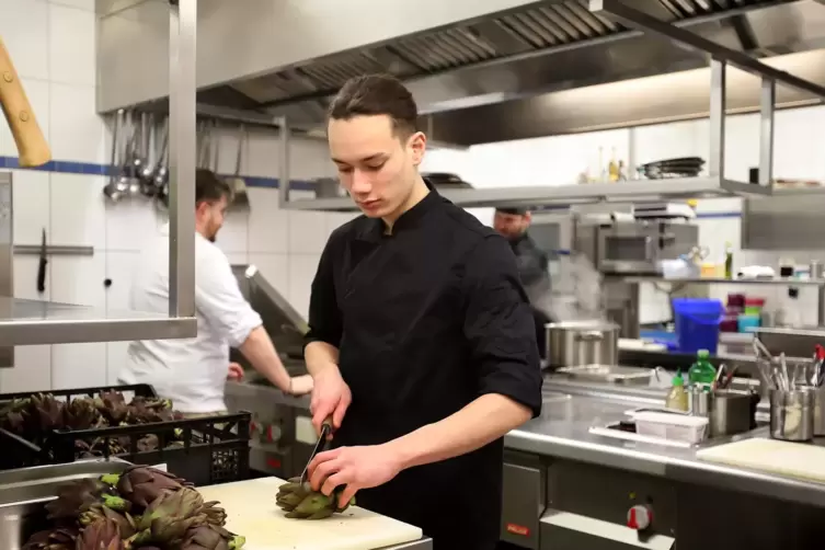 Zeus Lauer hat seine Ausbildung im Restaurant Schneider in Dernbach beendet und gehört fest zum Küchenteam. 