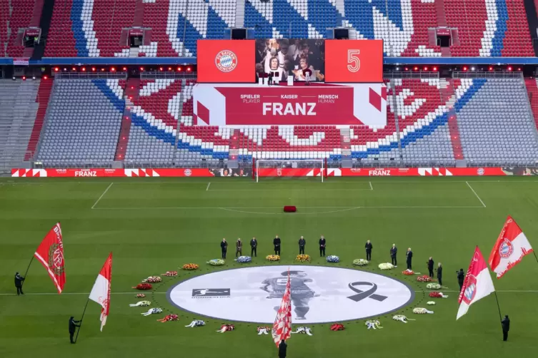 Bei der Gestaltung der Kr&auml;nze am Mittelkreis ging das Bahlmann-Team auf die Farbw&uuml;nsche der Spender ein, die Reihenfolge war &bdquo;po