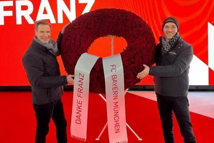 Michael K&ouml;tzel (links) und Steffen Laible von der Blumenbinderei Bahlmann mit dem wohl wichtigsten Kranz f&uuml;r die Gedenkfeier.
