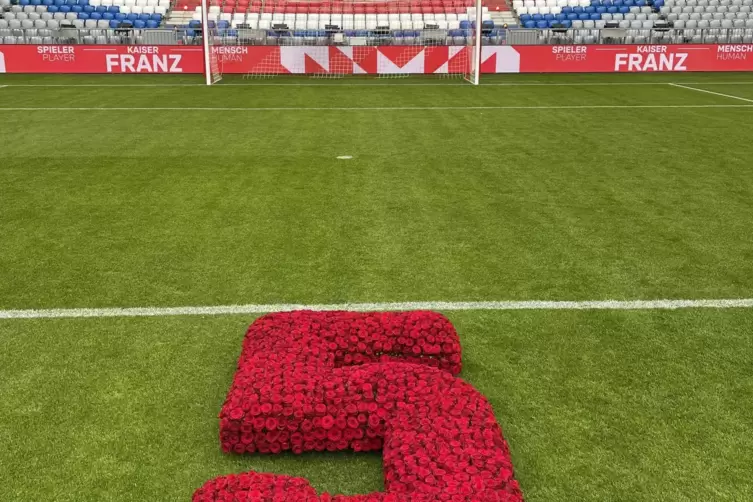 Eine aus Rosen bestehende Zahl f&uuml;nf, einst die R&uuml;ckennummer auf dem Fu&szlig;balltrikot von Franz Beckenbauer. 
