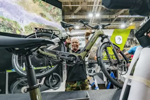 Auf einer Fahrradmesse wird ein neues E-Bike-Modell ausgestellt. 