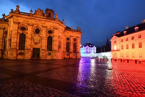 Blau-weiß-rot: Saarbrückens OB möchte die deutsch-französische Region sichtbarer machen. Mit der Beleuchtung der Staatskanzlei i