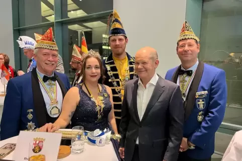 Zeit für ein kurzes Gespräch mit Bundeskanzler Olaf Scholz hatten die Fastnachter aus der Pfalz beim Treffen am Stehtisch. 