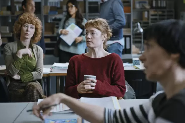 Leonie Benesch (in rot) spielt die Hauptrolle im deutschen Drama &bdquo;Das Lehrerzimmer&ldquo;, das nun in der Endauswahl um den &bdquo;Auslandso
