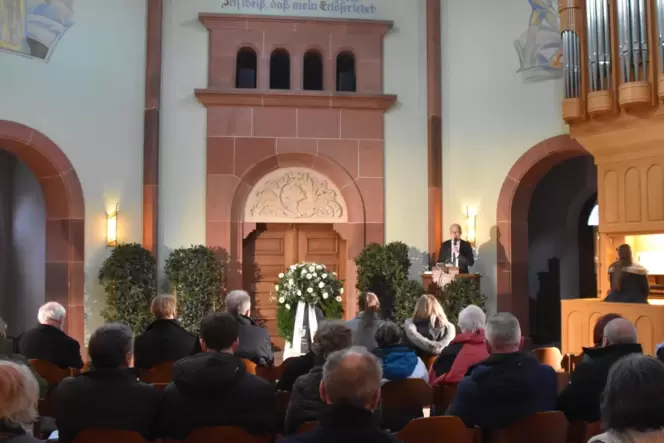 Oberbürgermeister Dominik Geißler bei seiner Rede am Holocaust-Gedenktag 2023 in der Friedhof-Einsegnungshalle. Oberbürgermeister Dominik Geißler bei seiner Rede am Holocaust-Gedenktag 2023 in der Friedhof-Einsegnungshalle.