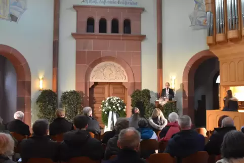 Oberbürgermeister Dominik Geißler bei seiner Rede am Holocaust-Gedenktag 2023 in der Friedhof-Einsegnungshalle. 