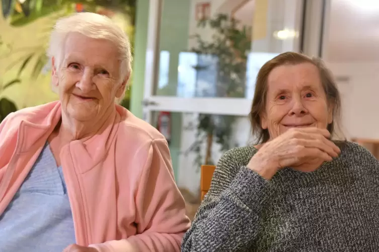 Die 89-jährige Maria Klicker (links) aus Dudweiler und die 87 Jahre alte Elfriede Recktenwald aus Sulzbach haben ein verspätetes