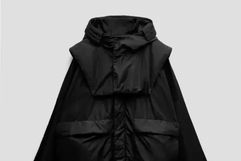 Pilotprojekt: eine Jacke, die nach Angaben von BASF und Zara komplett aus wiederverwerteten Textilabfällen besteht. 
