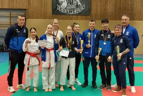 Die erfolgreichen Athleten des Karatevereins Schifferstadt mit ihren Trainern.