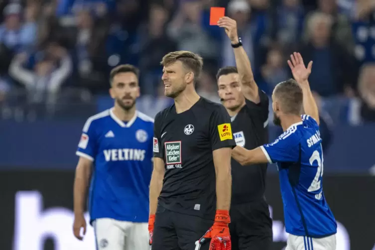 Andreas Luthe sah in der Hinrunde die Rote Karte beim Gastspiel auf Schalke. Ob der FCK-Torhüter am Freitag beim Rückspiel dabei
