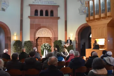 Dominik Geißler bei seiner Rede am Holocaust-Gedenktag 2023 in der Friedhof-Einsegnungshalle.