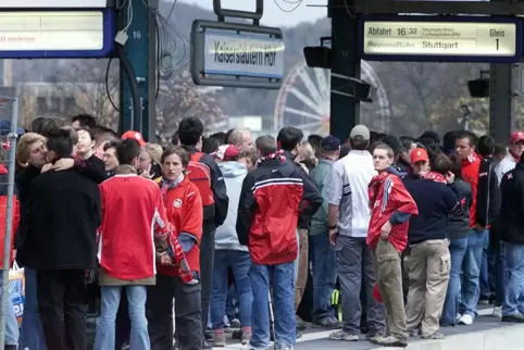 Keine gute Idee am Freitag: FCK-Fans auf dem Bahnsteig am Bahnhof in Kaiserslautern.