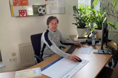 Uwe Scherr, der Leiter des FCK-Nachwuchsleistungszenrums in seinem Büro auf dem Fröhnerhof, in dem er, wie er erzählt, auch ziem