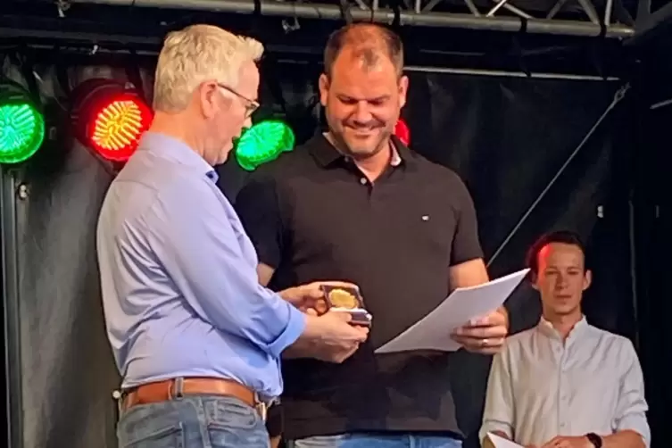 Im vergangenen Jahr konnte sich Rennfahrer Jochen Stoll über die Auszeichnung als Sportler des Jahres durch Landrat Rainer Guth 