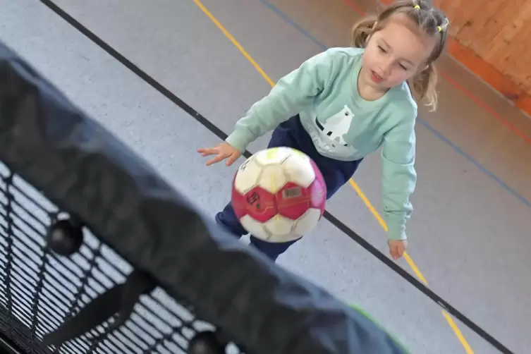 Früh übt sich: die dreijährige Antonia Kapp an der Station Zielwerfen. 