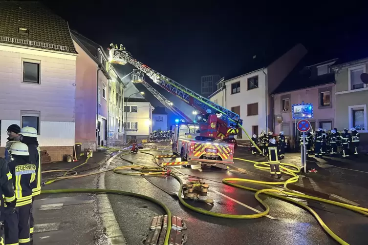 Gro&szlig;einsatz f&uuml;r die Feuerwehr: Bis in die Morgenstunden waren die Brandbek&auml;mpfer vor Ort. 