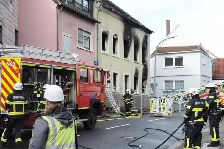 Das Foto, das am Mittwochmittag entstand, zeigt, wie das Haus nach den L&ouml;scharbeiten aussieht. 