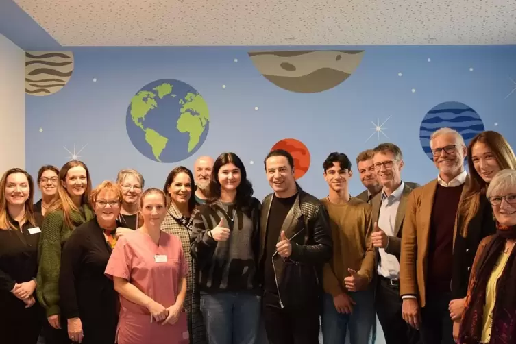 Comedian Bülent Ceylan zu Gast in der Kinderklinik des St. Marien: Seine Stiftung unterstützte die Anschaffung der neuen Diabete
