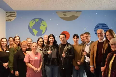 Comedian Bülent Ceylan zu Gast in der Kinderklinik des St. Marien: Seine Stiftung unterstützte die Anschaffung der neuen Diabete