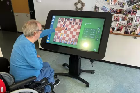Dank der Aktivitätentische in Seniorenheimen können die Bewohner Spiele spielen und Live-Übertragungen schauen. 