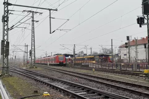 Am Bahnhof in Germersheim warten die Züge. Wohin sie fahren werden, ist nicht immer ganz klar.