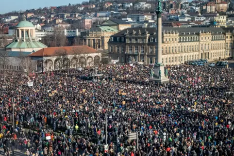 Vielerorts wurde in Deutschland gegen rechts demonstriert, hier in Stuttgart am Samstag. 