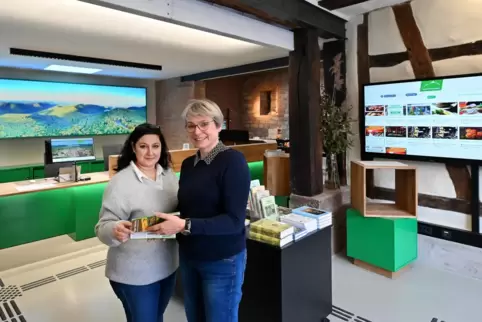 Ansprechpartnerinnen in der Tourist Info: Leiterin Maria Bergold (rechts) und Mitarbeiterin Maria Lauria.