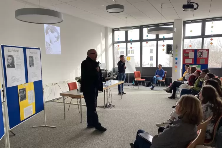 Geb&auml;rdendolmetscher (hier im Hintergrund) begleiten die Veranstaltung am Pfalzinstitut f&uuml;r H&ouml;ren und Kommunikation. 