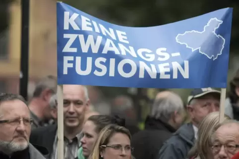 Über Jahre sorgten Zwangsfusionen in Rheinland-Pfalz für Unmut bei Bürgern. Immer wieder gab es auch Demonstrationen gegen das V